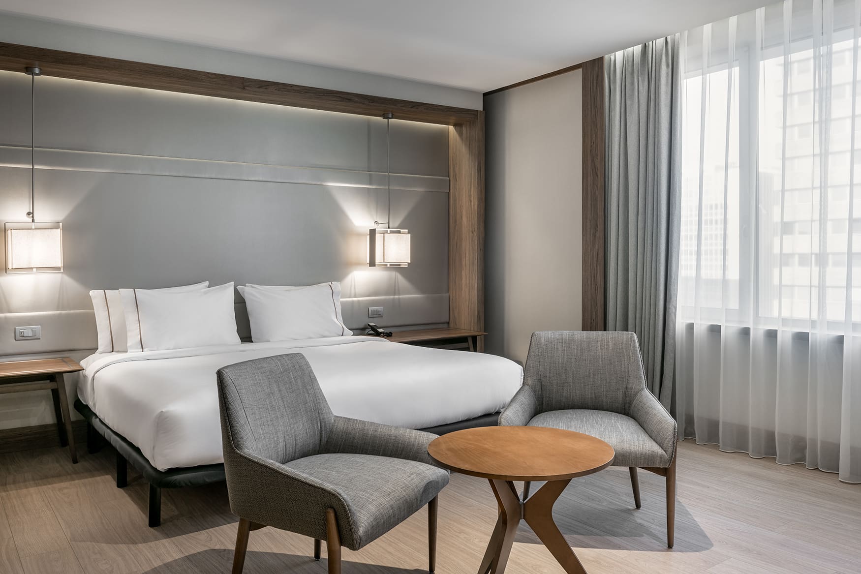 Grau- und Erdtöne dominieren das Interior der Zimmer im AC Hotel Cuzco in Madrid
