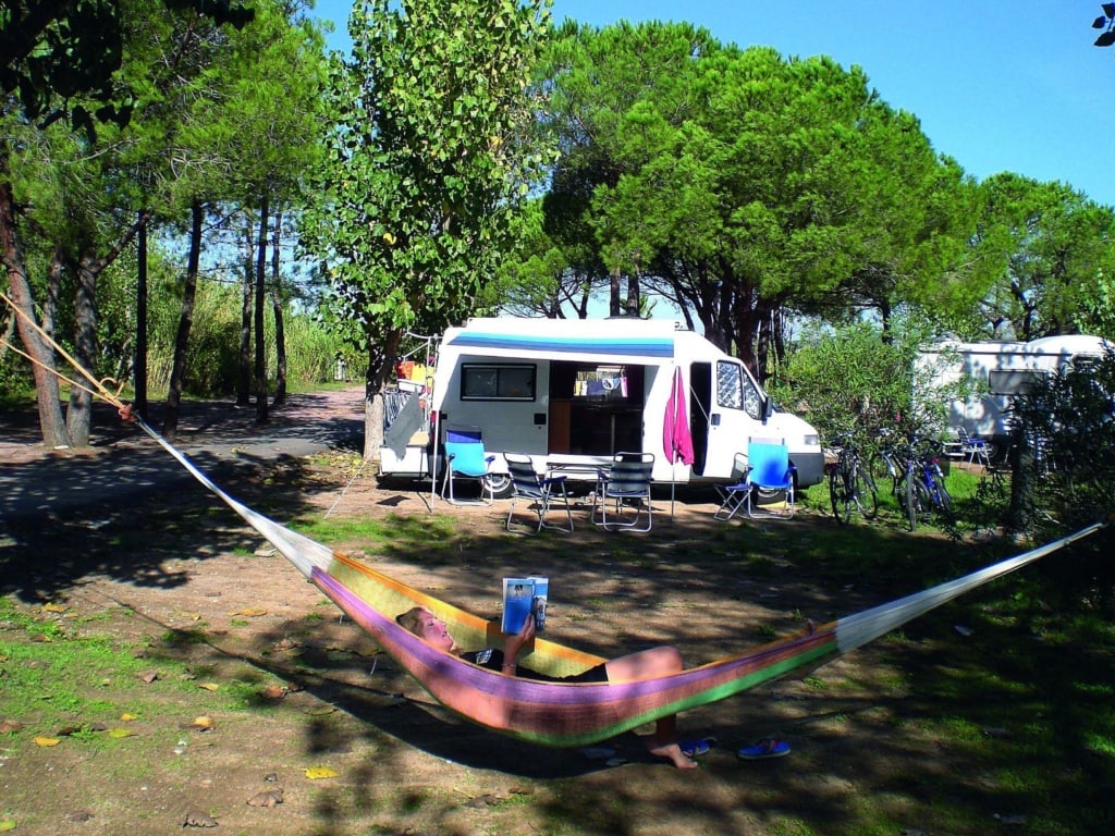 Bettina Tietjen liegt während ihres Campingurlaubs in einer Hängematte und liest ein Buch 