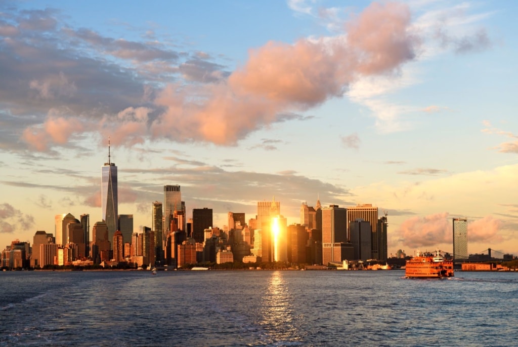 Blick auf die Skyline New Yorks von Fähre aus
