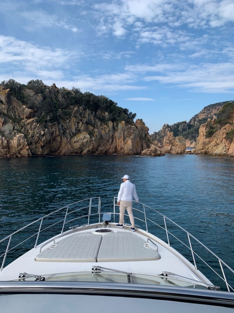 Mann auf Yacht an der Costa Brava