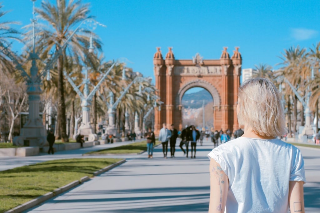 Frau beim Sightseeing in Barcelona