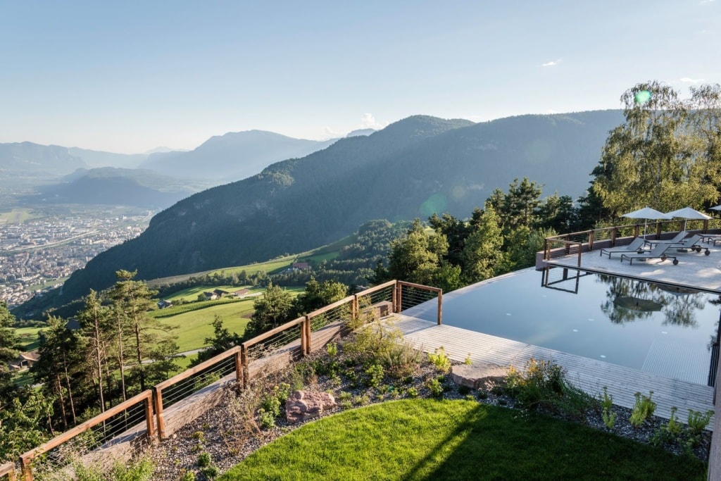 Pool und Garten im Hotel Belvedere