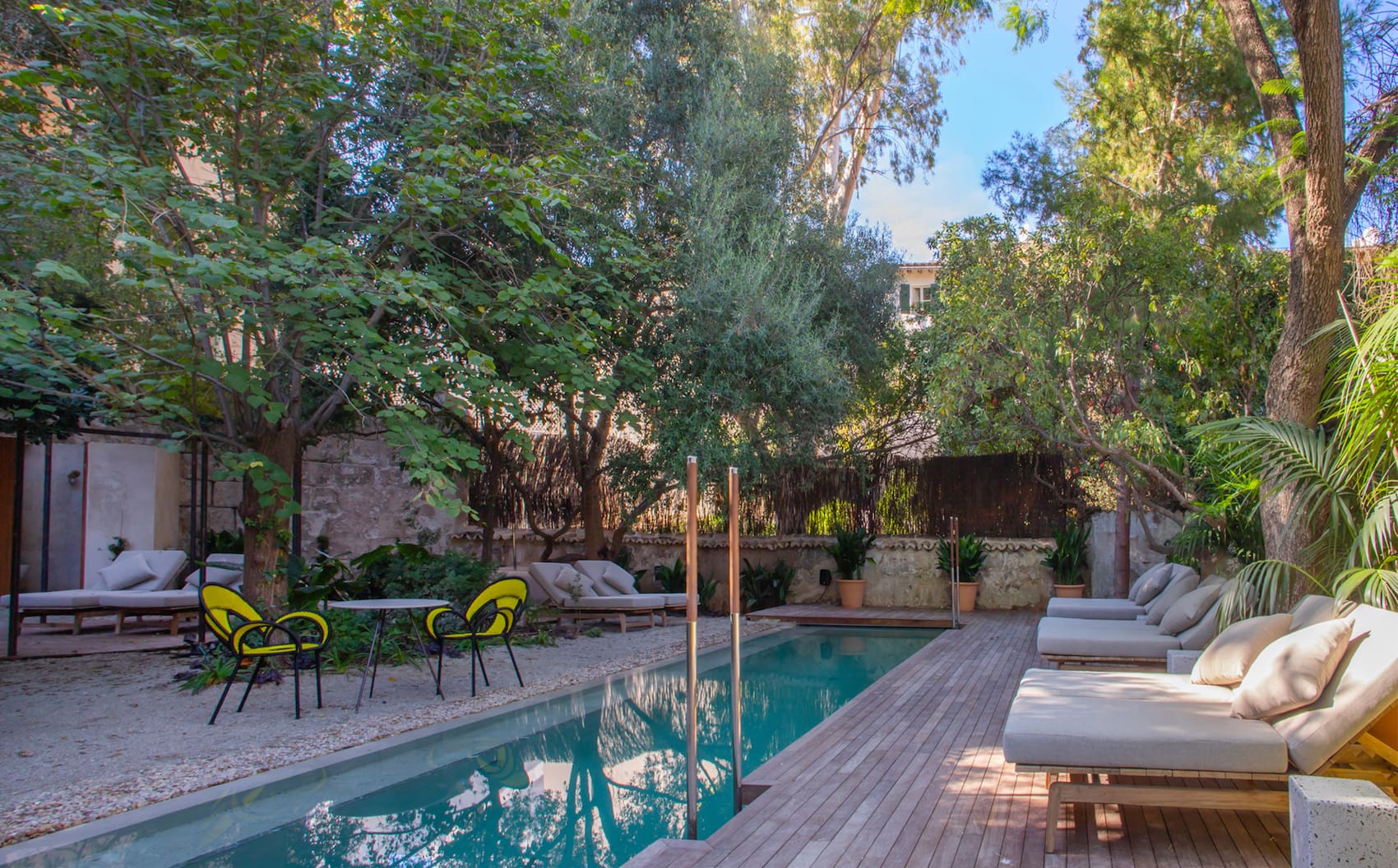 Ein zweiter Pool im Garten lädt zur Erfrischung im Can Bordoy auf Mallorca ein.