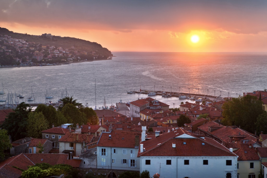 Sonnenuntergang an der Küste in Koper in Slowenien
