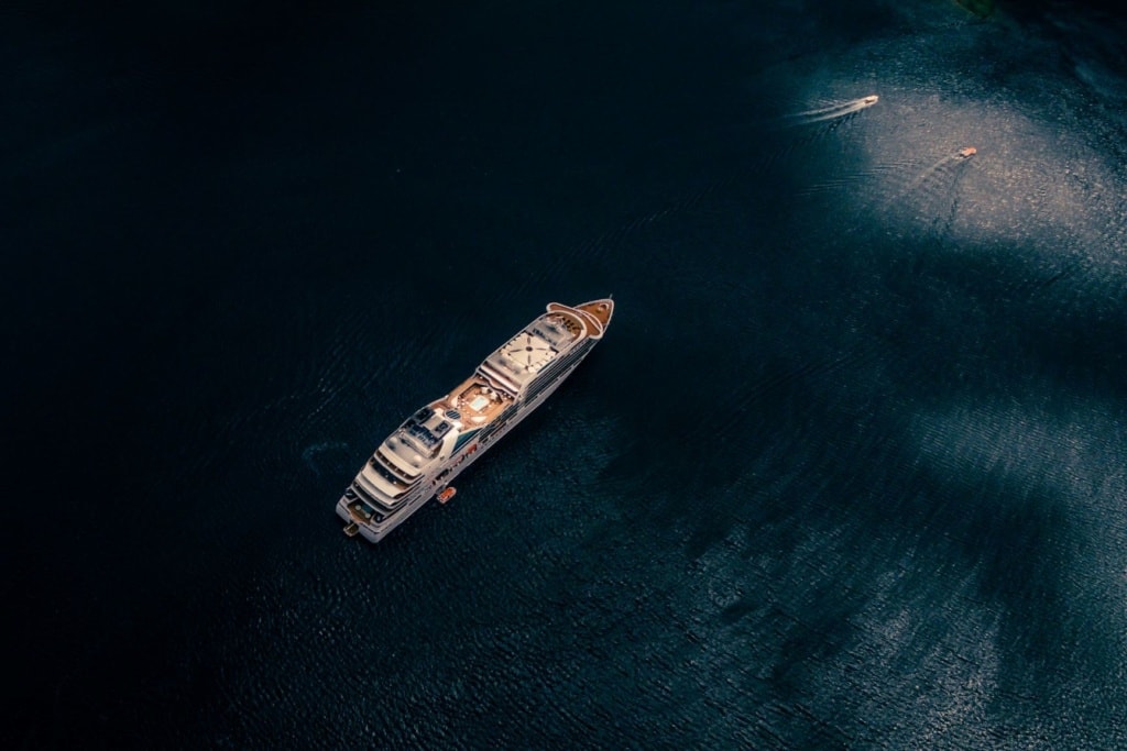 Kreuzfahrtschiff aus Luft