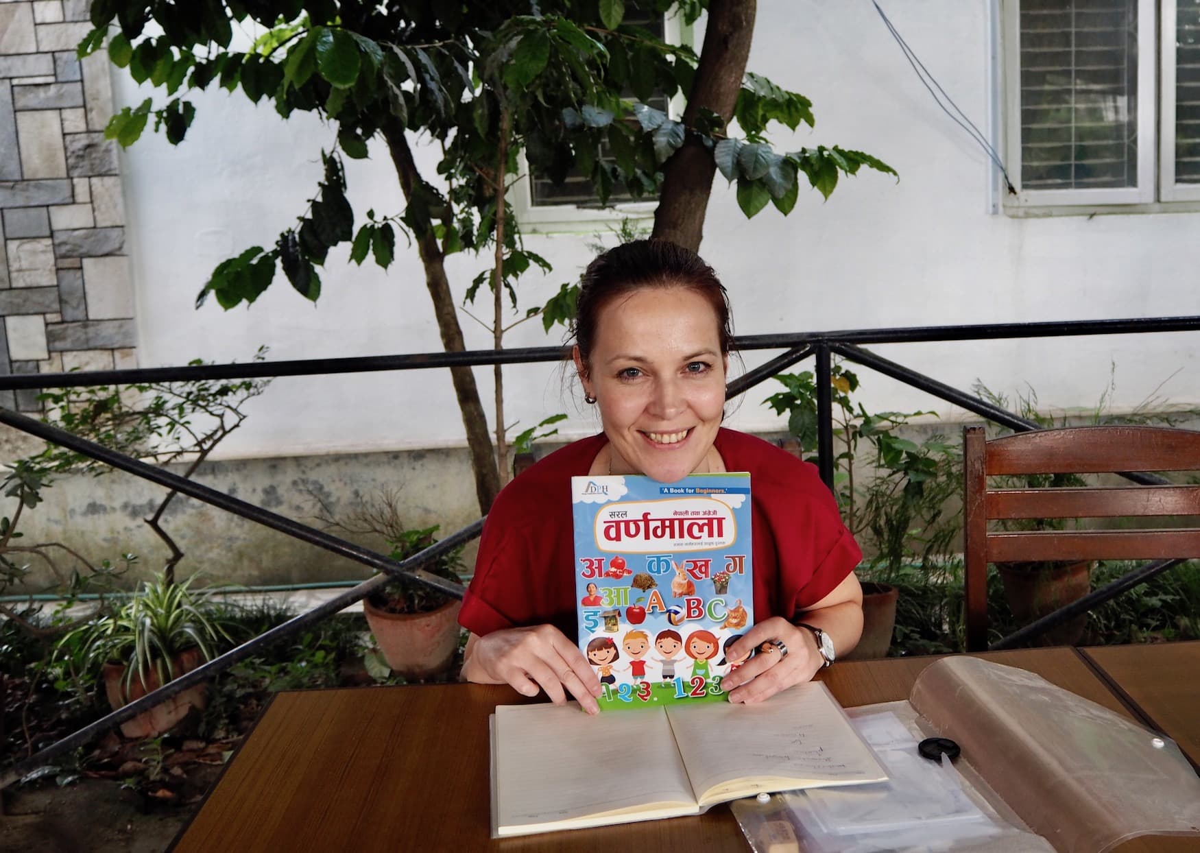 Susanne Helmer mit Nepalesisch-buch