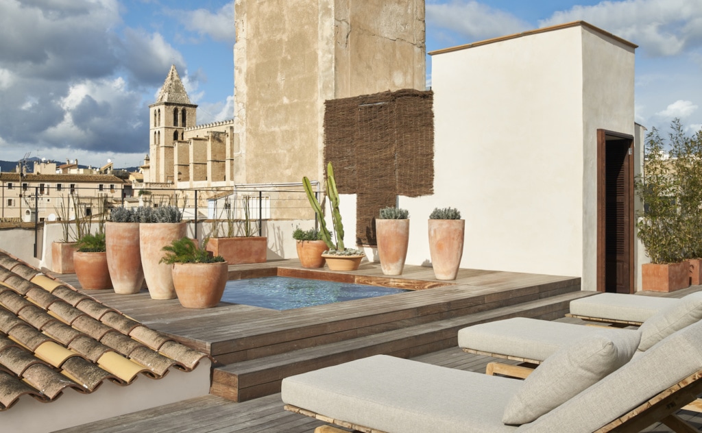 Im Can Bordoy warten gleich zwei Pools - wobei der Dachpool eher ein stylisches Plantschbecken ist.