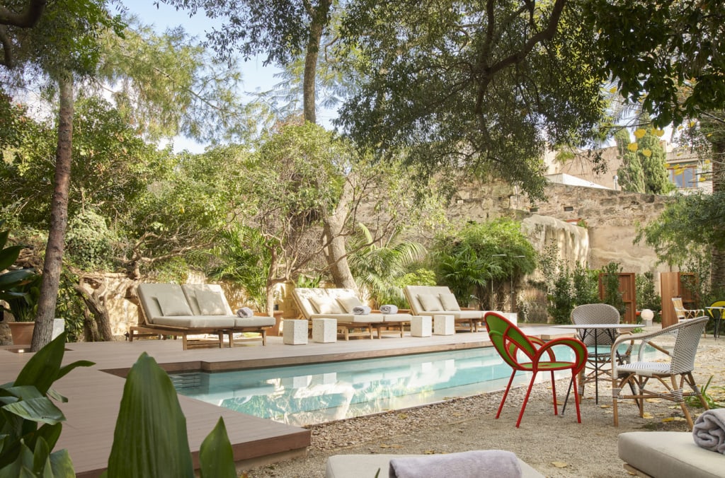 Abkühlung gefällig? Dieser Pool im Garten des Can Bordoy auf Mallorca garantiert Abkühlung.