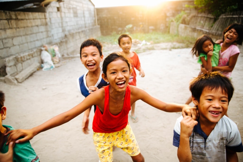 Fröhliche Kinder auf den Philippinen