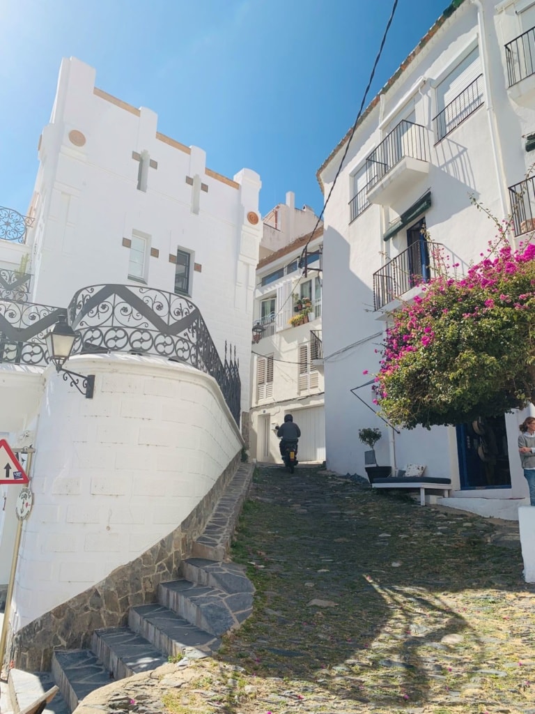 Gasse in Cadaqués in Katalonien