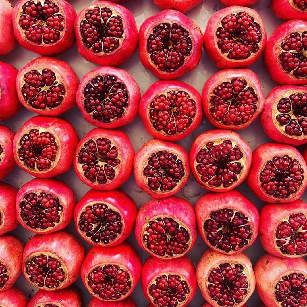 Granatapfel everywhere. @aspirinia hat sich auf dem Carmel Markt in Tel Aviv umgesehen und verließ ihn wieder mit knurrendem Magen! #israel #telaviv #reportervorort #welivetoexplore #passionpassport #travelgram #reise #red