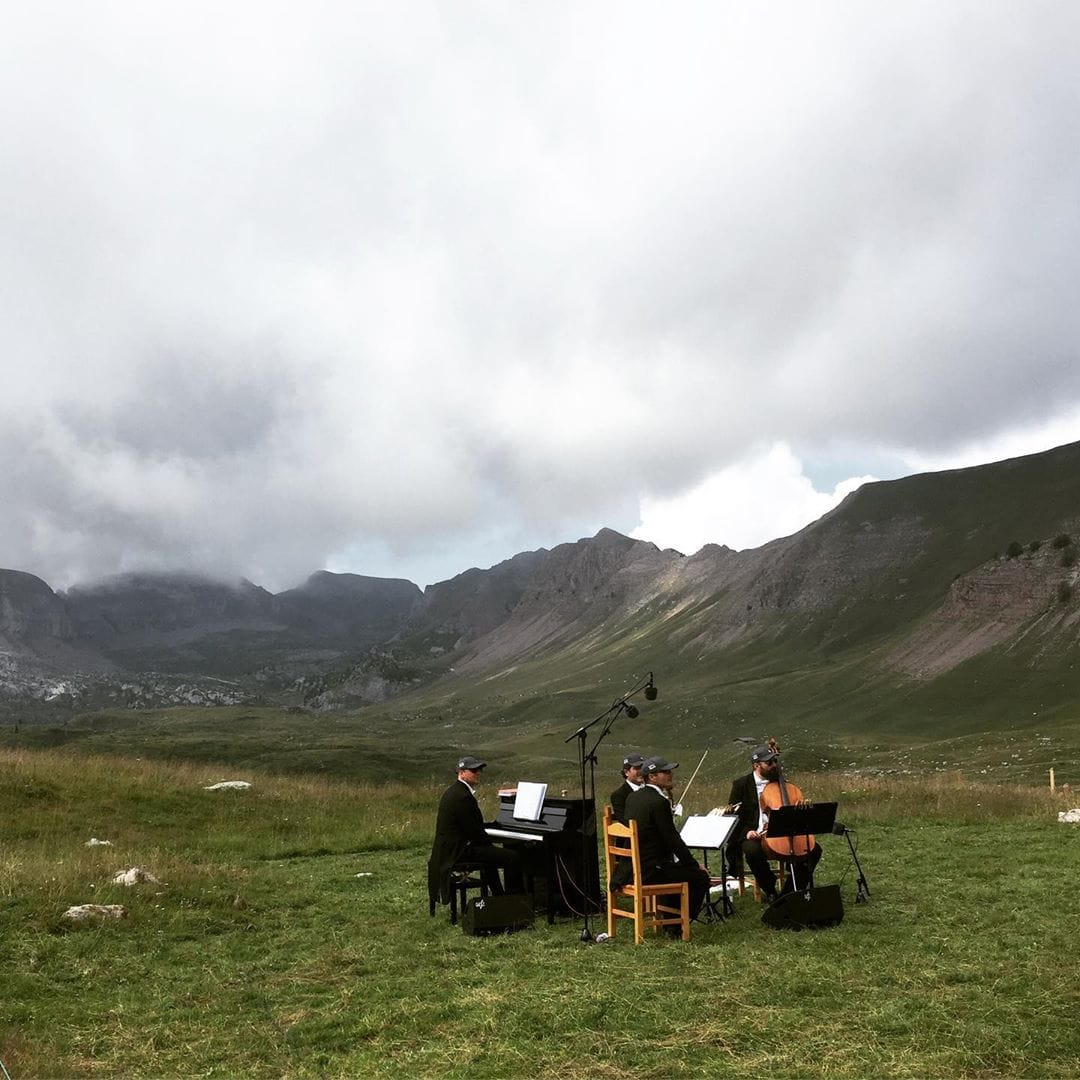 Mit Wanderschuhen in die Oper: Redakteurin @marie.worldwild war am Wochenende live bei den „Sound of the Dolomites“ dabei, als auf über 2.000 Metern Rossinis „Barbier von Sevilla“ zum Besten gegeben wurde. Die Akustik in den Bergen war grandios, die Zuschauerschar begeistert. Und das Wolkenspiel sorgte für die nötige Dramatik! Toll. @visittrentino #trentino #isuonidelledolomiti #soundofthedolomites #dolomiten #berge #aussicht #niceview #musik #summit #outdoor #italien #passionpassport #comewithme #traveldeeper #visittrentino