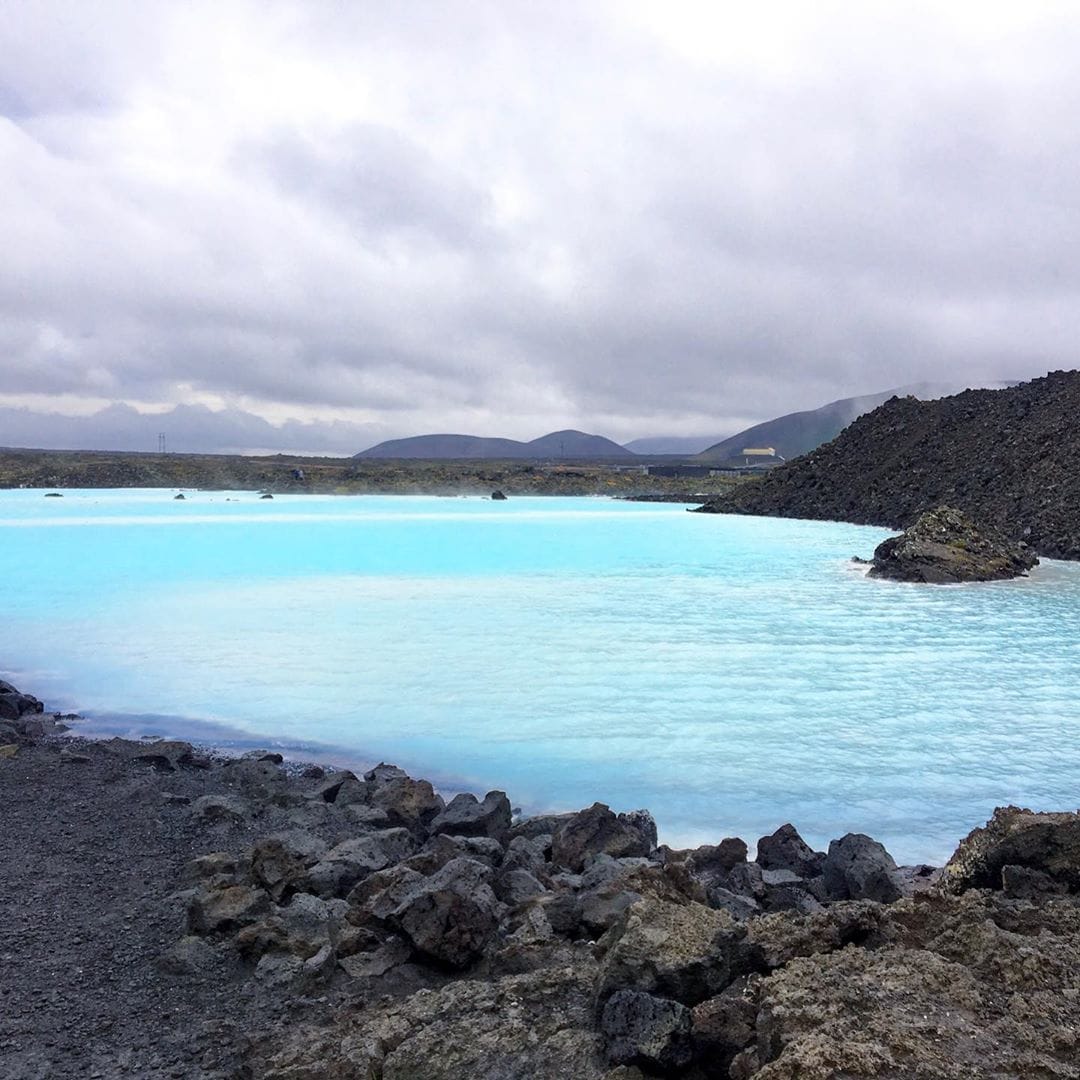 Obwohl die Blaue Lagune einer der meist besuchtesten Orte Islands ist, war Redakteurin Linda @gold_gelb eher enttäuscht. Die Halbinsel Reykjanes im südwestlichen Teil der Insel wird oft auf die Lagune beschränkt. Die Halbinsel hat jedoch so viele wunderschöne und vielfältige Orte zu bieten, die dabei noch echte Geheimtipps sind. #reykjanes #reykjanesgeopark #visiticeland #island #travel #passionpassport #reportervorort #promoteiceland #bluelagoon #icelandtravel #mytinyatlas