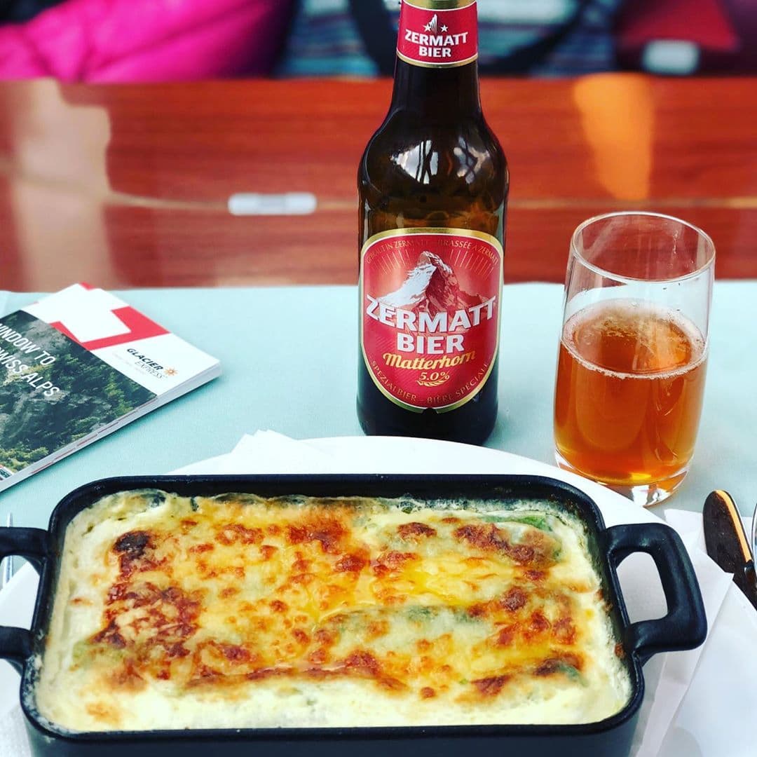 Reporter Ralf @boardingcompleted kurvt gerade mit dem Zug von einer Brauerei zur nächsten. Hier ist er im wunderschönen @glacierexpress.ch unterwegs zum #Matterhorn. Sagen wir mal so: Das Essen macht uns gerade futterneidisch! #interrail #bier #reportervorort #welivetoexplore #travelgram #passionpassport #prost
