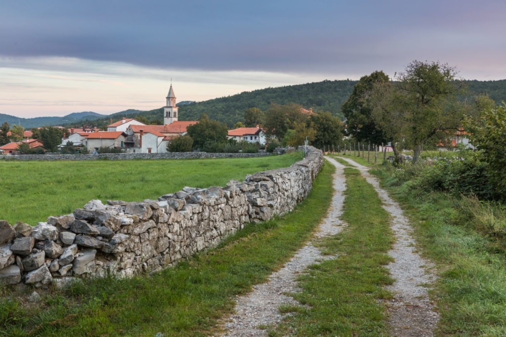 Trockenmauer in einem Dorf in Slowenien