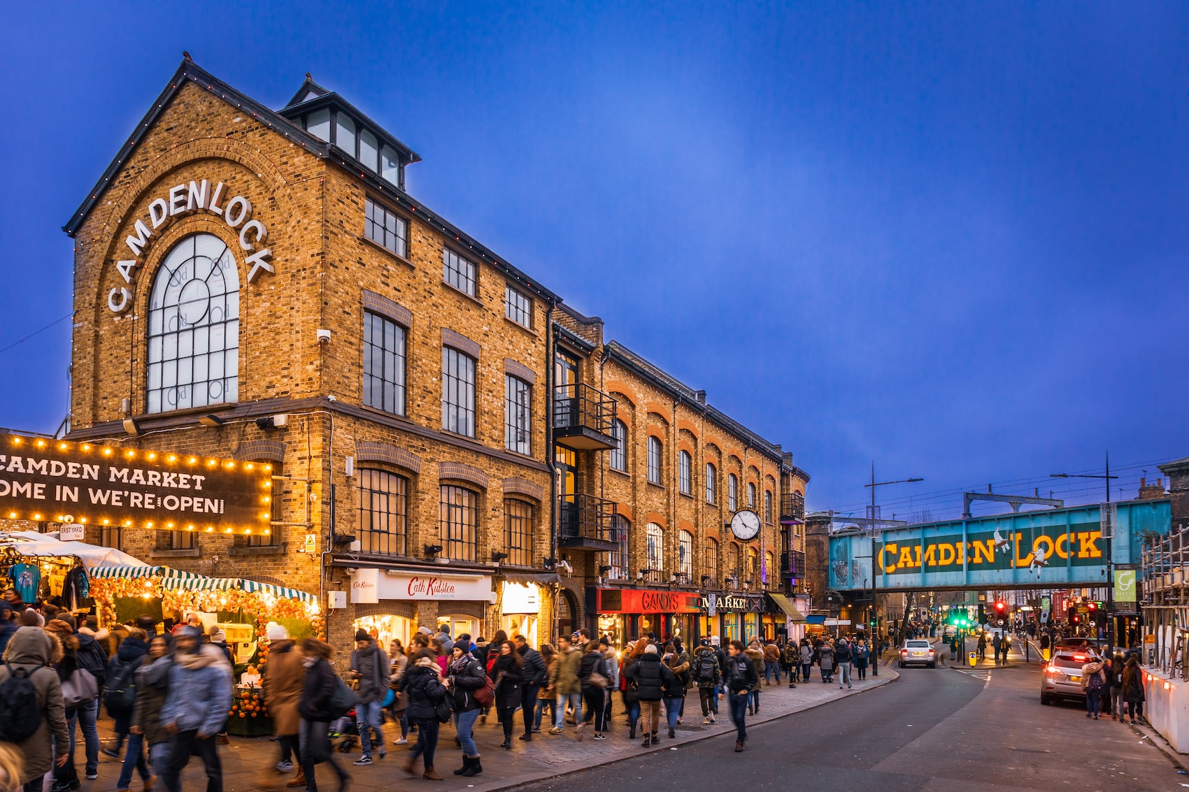 Vor einem alten Lagerhaus in Camden tummeln sich Menschen an verschiedenen Essensständen.