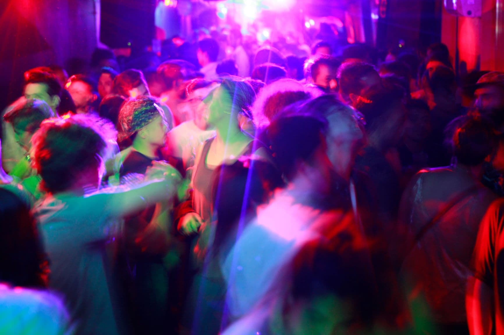 Gay Party People im Club 