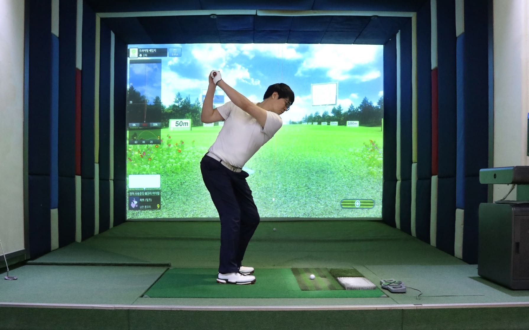 Mann übt im Golf-Simulator