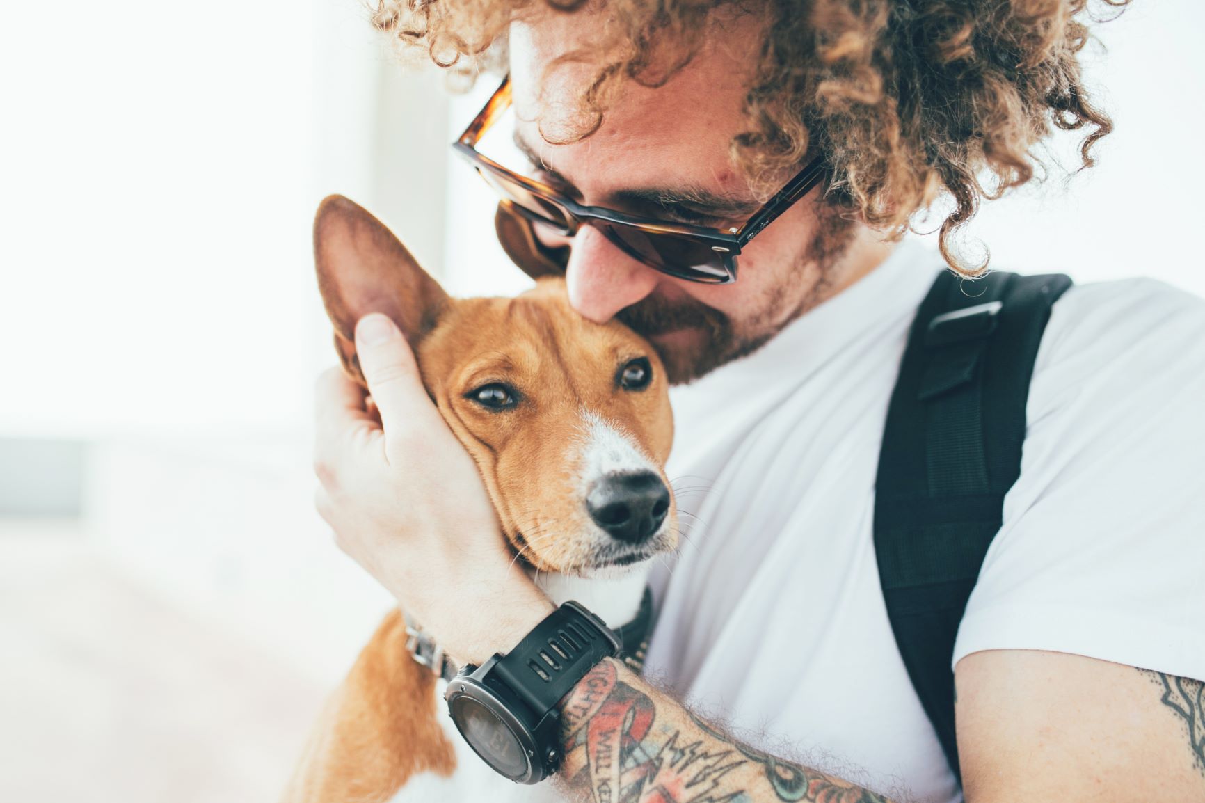 Hipster schmust mit Hund