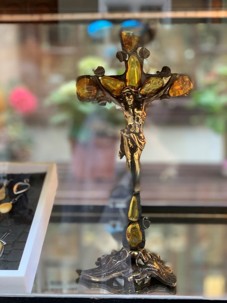 Jesus-Figur am Kreuz aus Bernstein