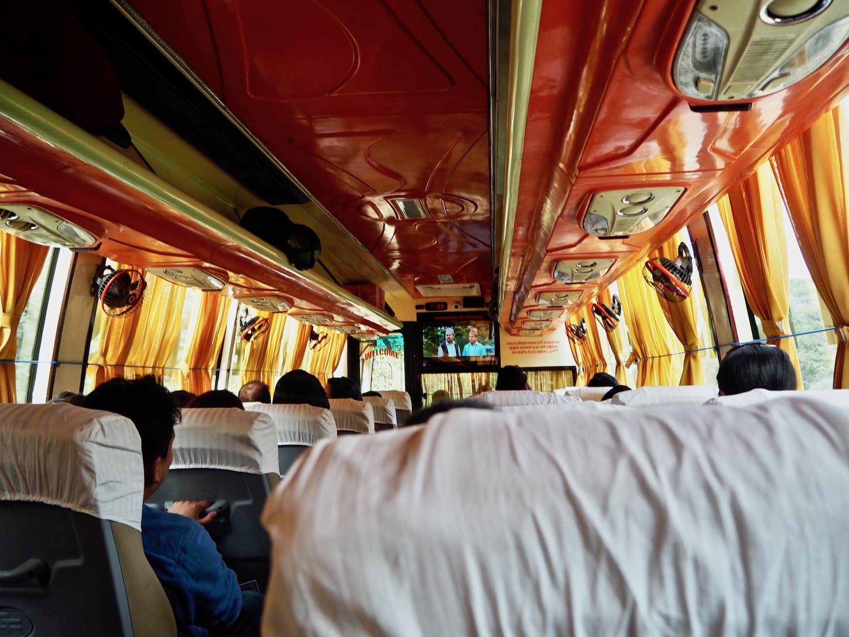 Busfahren in Nepal: Film-Unterhaltung inklusive 