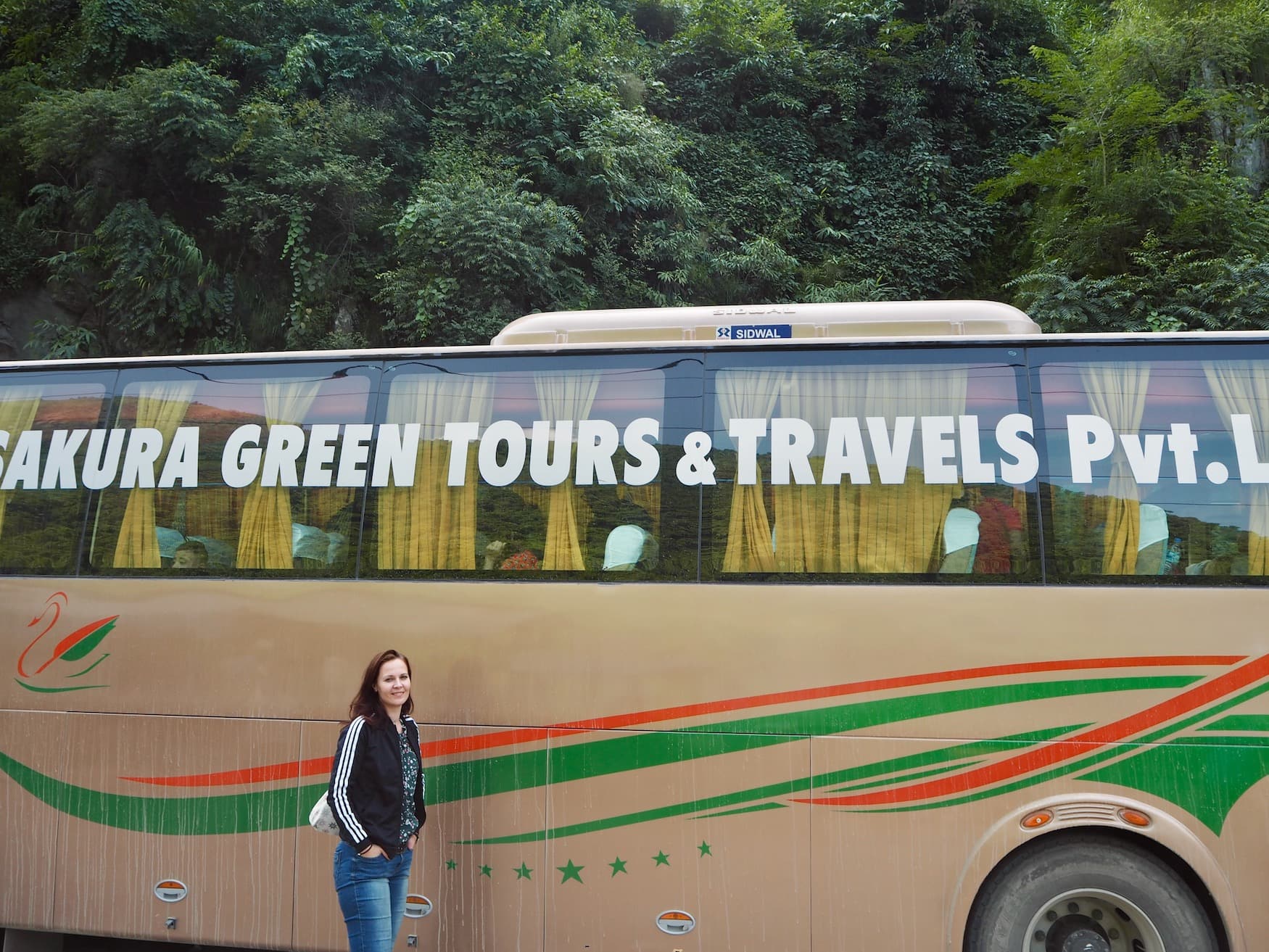 Busfahren in Nepal: Susanne Helmer vor einem Reisebus
