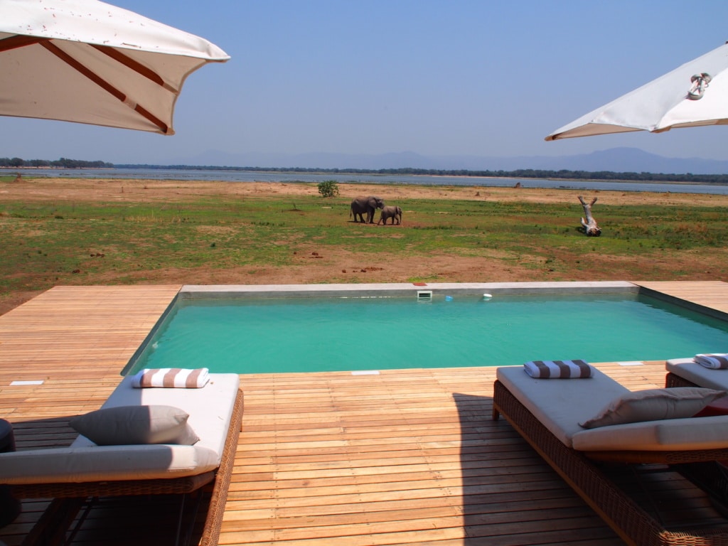 Der Pool im Chikwenya Camp lädt zur Erfrischung ein.