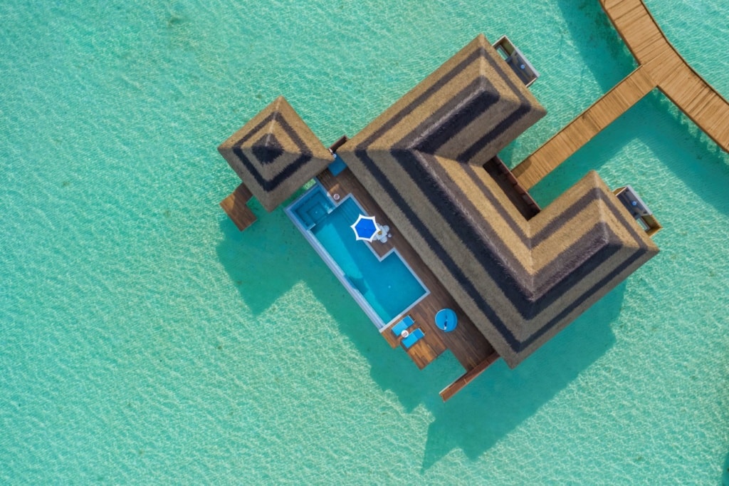 Overwater Family Villa im Pullman Maldives aus der Luft