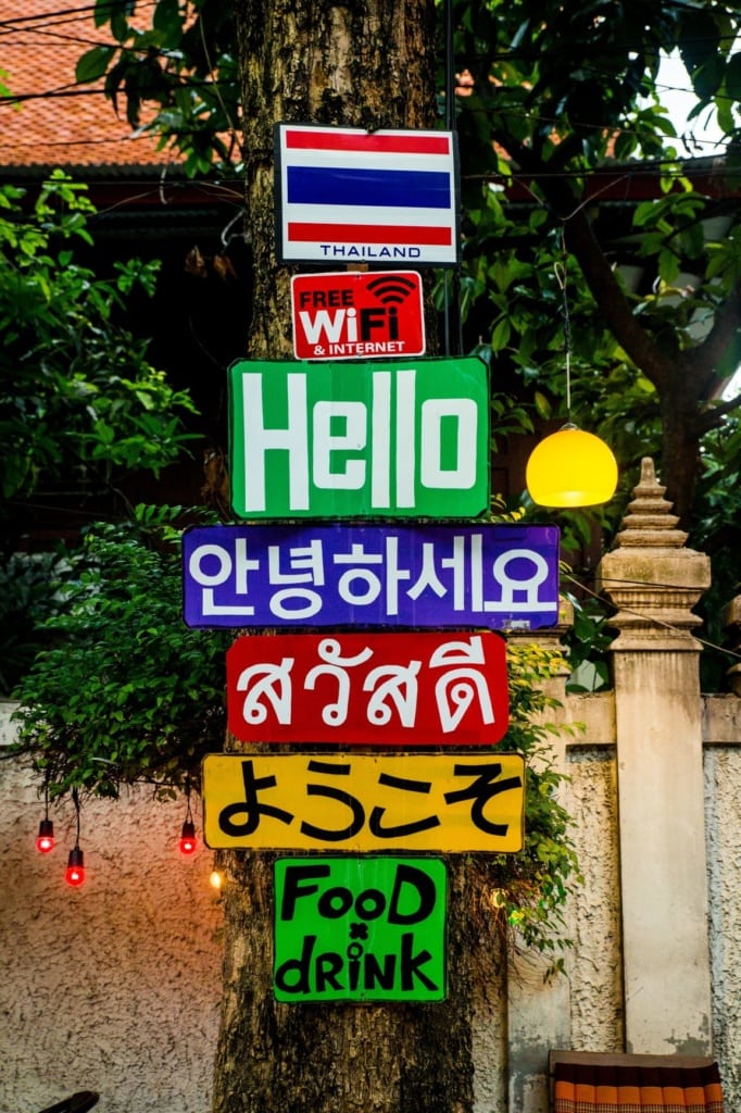 Schilder in verschiedenen Sprachen in Bangkok