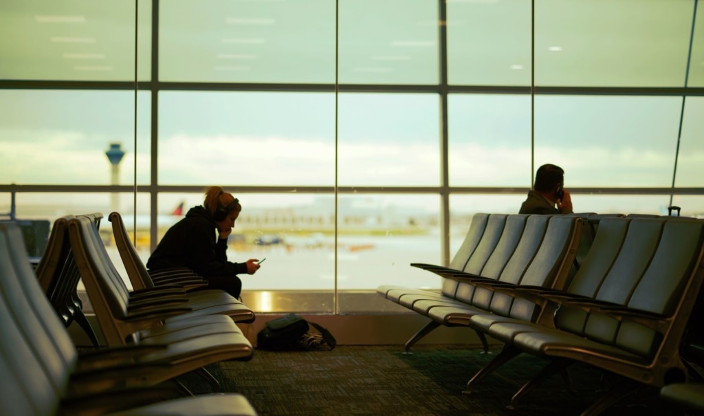 frau sitzreihe bänke flughafen