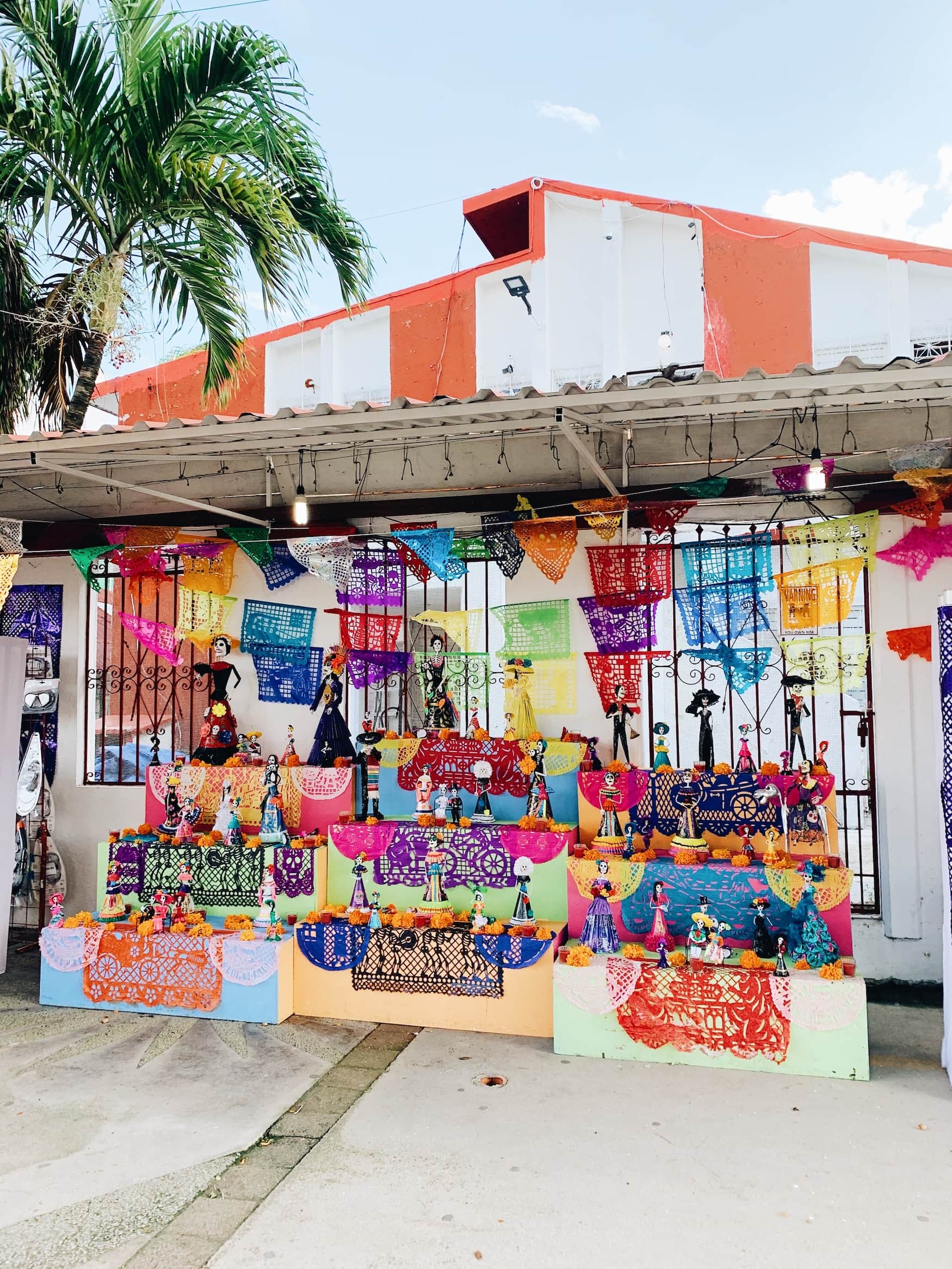 Altar mit bunten Papel Picados in Mexiko