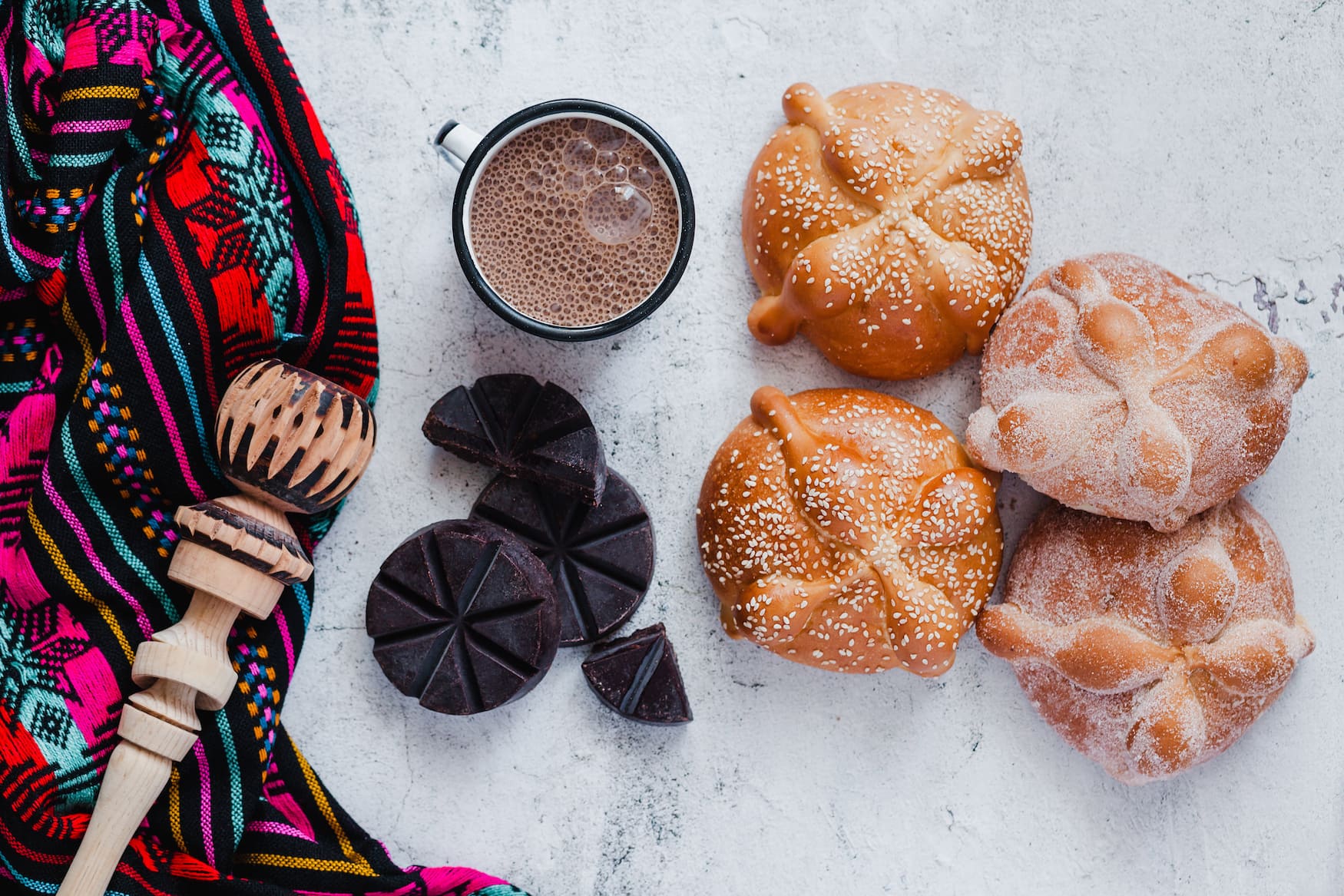 Pan de Muerto ist ein typisches Gebäck in Mexiko, das zum Tag der Toten gereicht wird