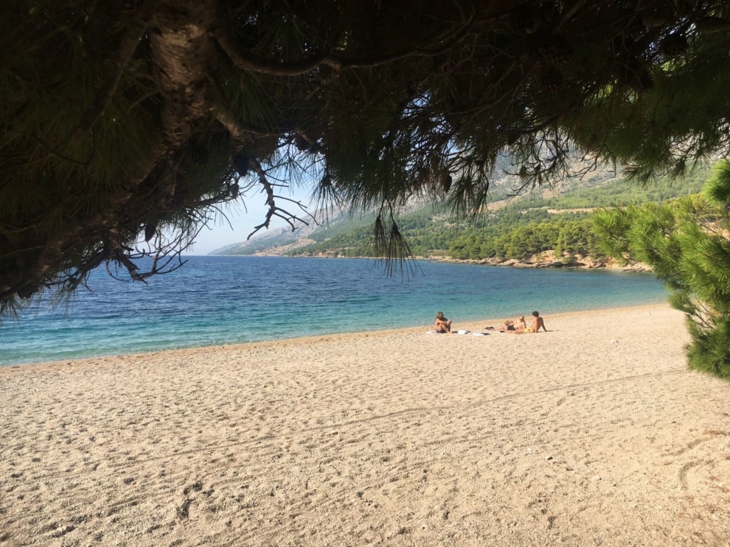 Besucher des Strandes Zlatni Rat in Bol auf Insel Brac in Dalmatien