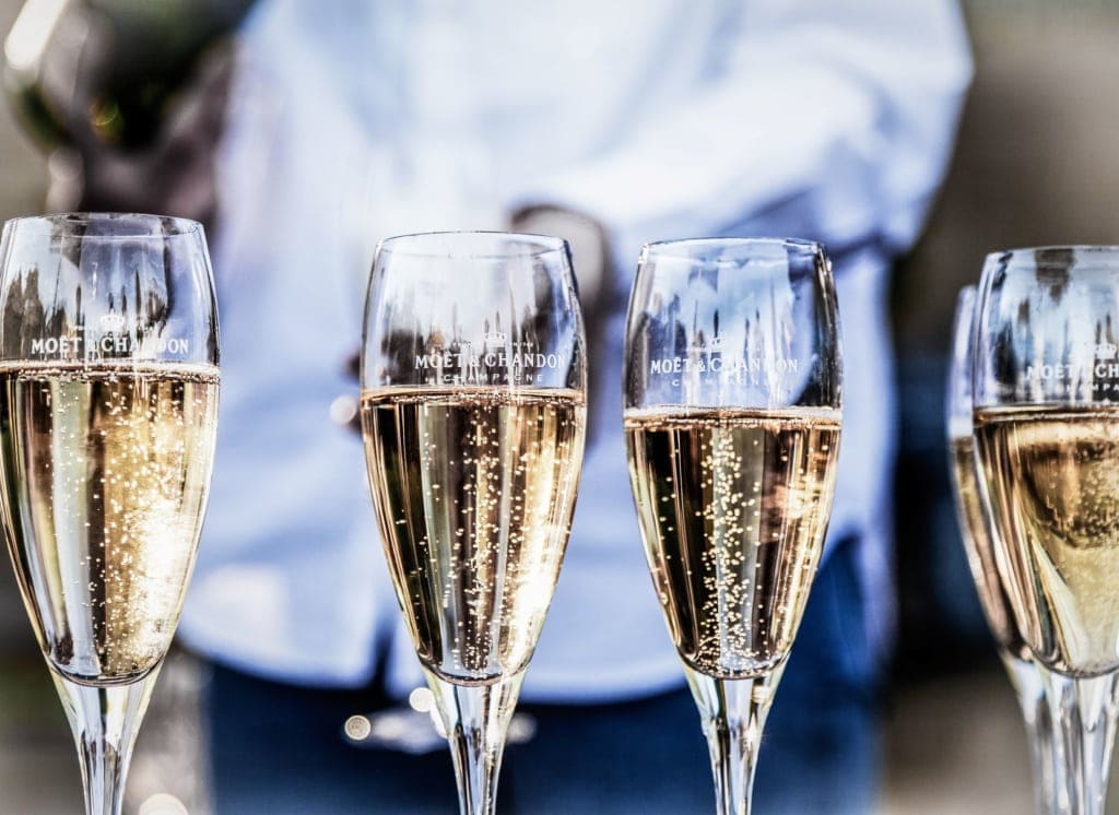 mit Champagner befüllte Gläser in einer Reihe