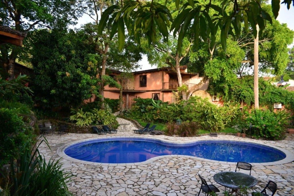 Garten und Pool im Suchitoto Hotel Los Almendros San Lorenzo in El Salvador