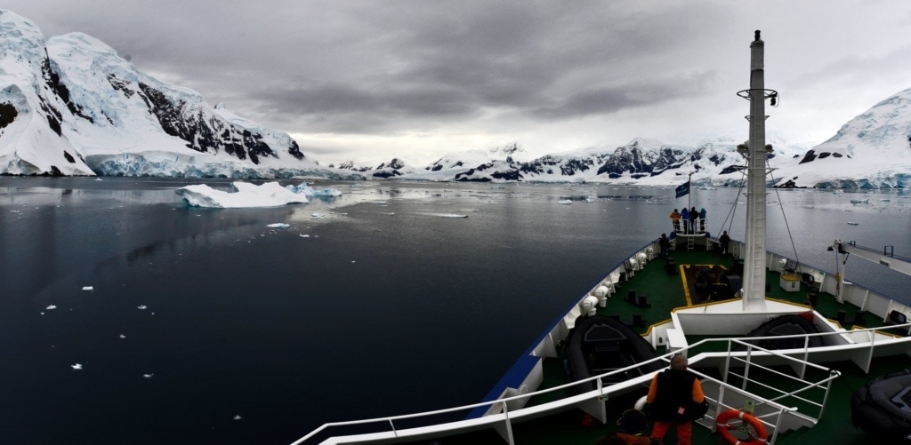 Ausblick vom Expeditionsschiff auf das Panorama in der Antarktis
