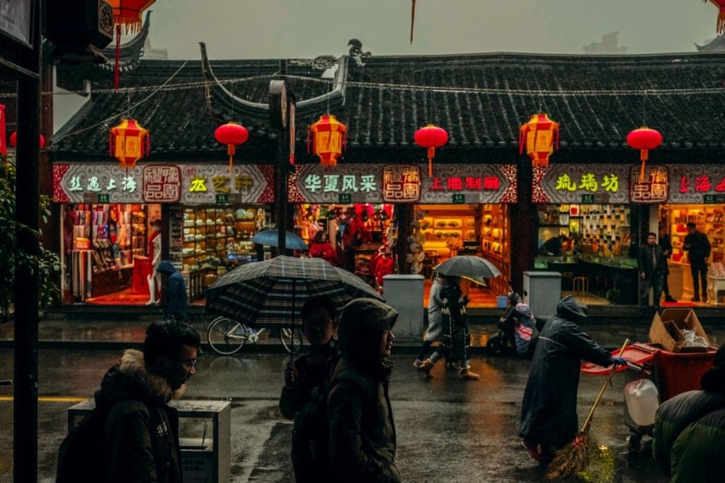 Menschen bei Regen unterwegs in Shanghai