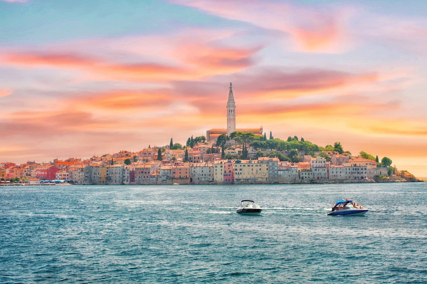 Adria in Kroatien: Blick auf die Stadt Rovinj im Norden
