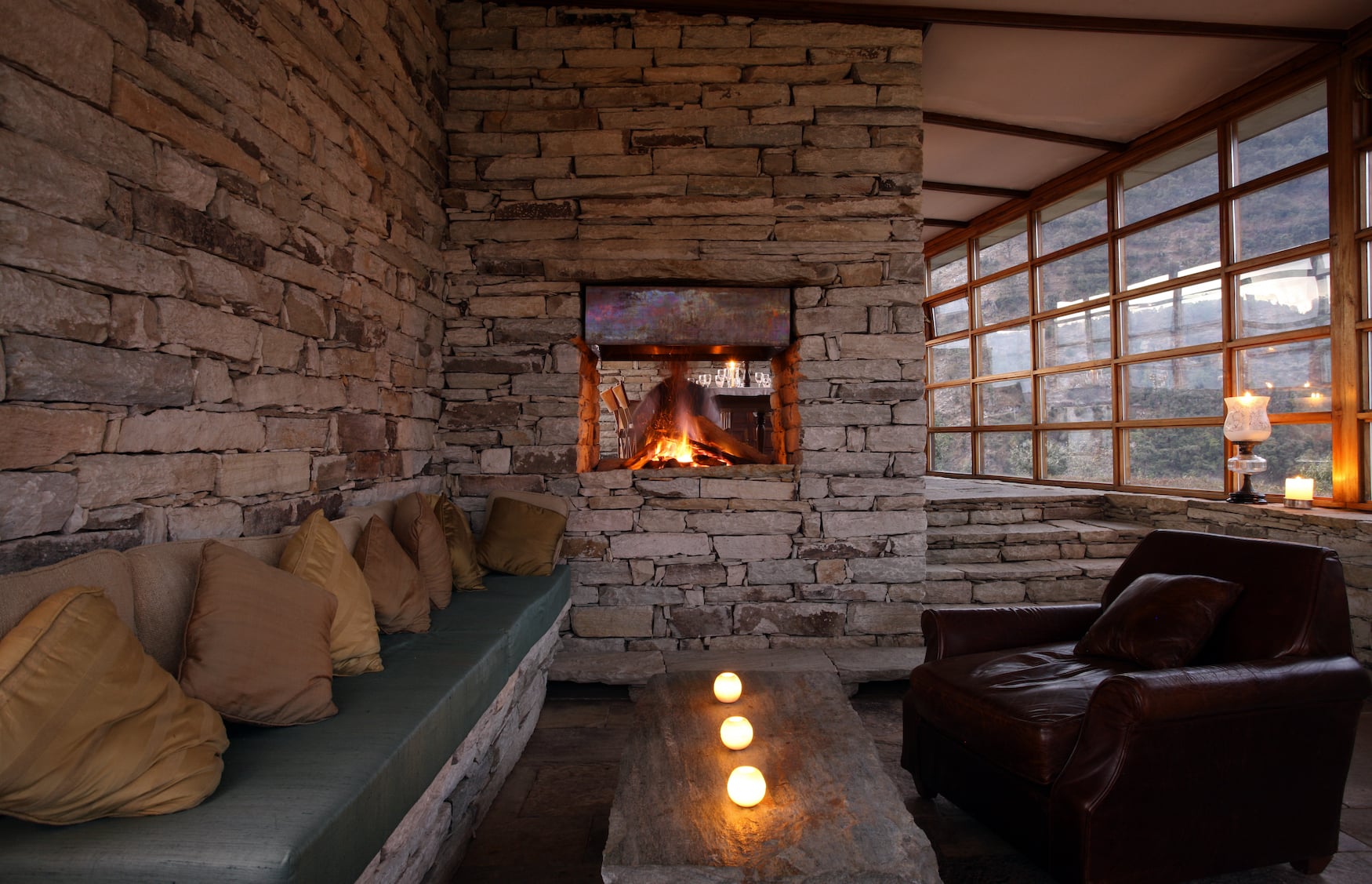 Wohnzimmer mit Kamin in der 360 Leti Lodge von Shakti