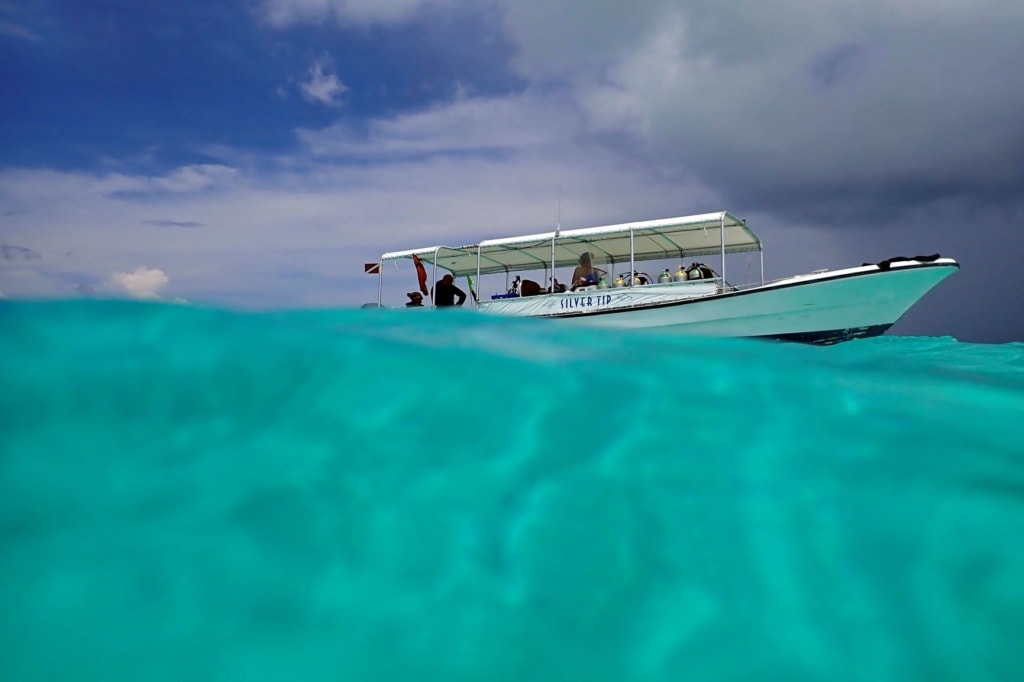 Tauchboot im Gewässer vor der Insel Palau im Pazifik