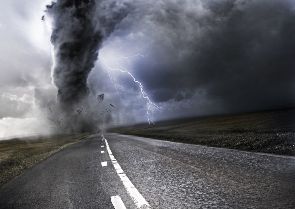 Tornado trifft auf Straße