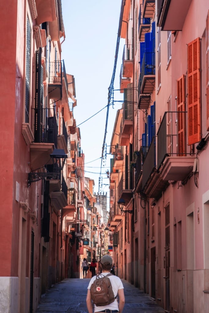 Tourist in der Altstadt von Palma de Mallorca