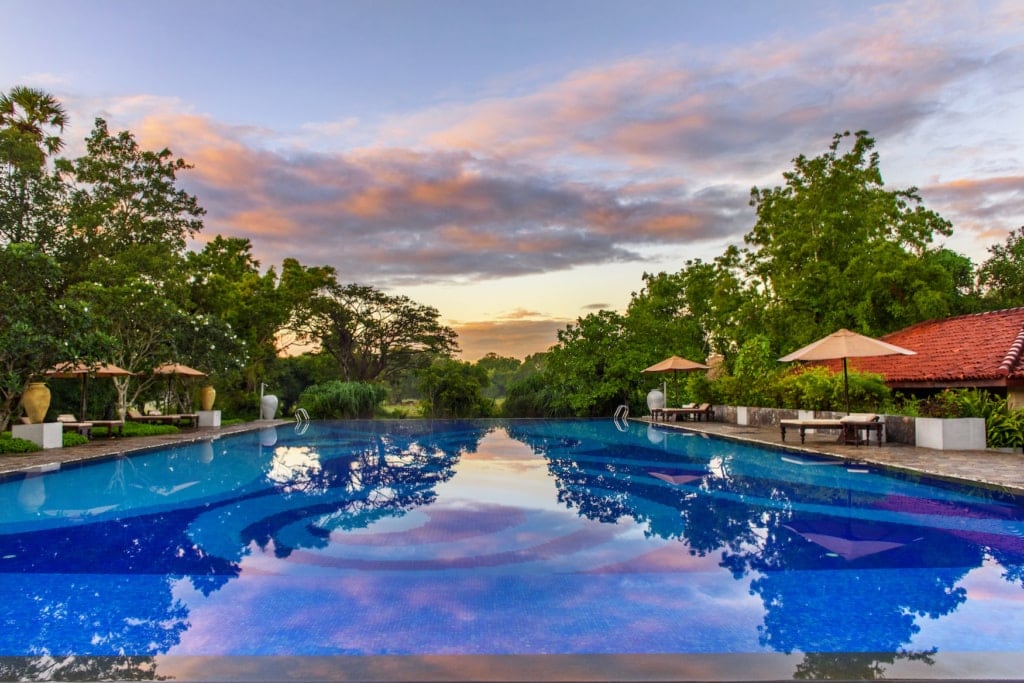 Blick auf die spiegelglatte Wasseroberfläche des Pools im Ulagalla auf Sri Lanka