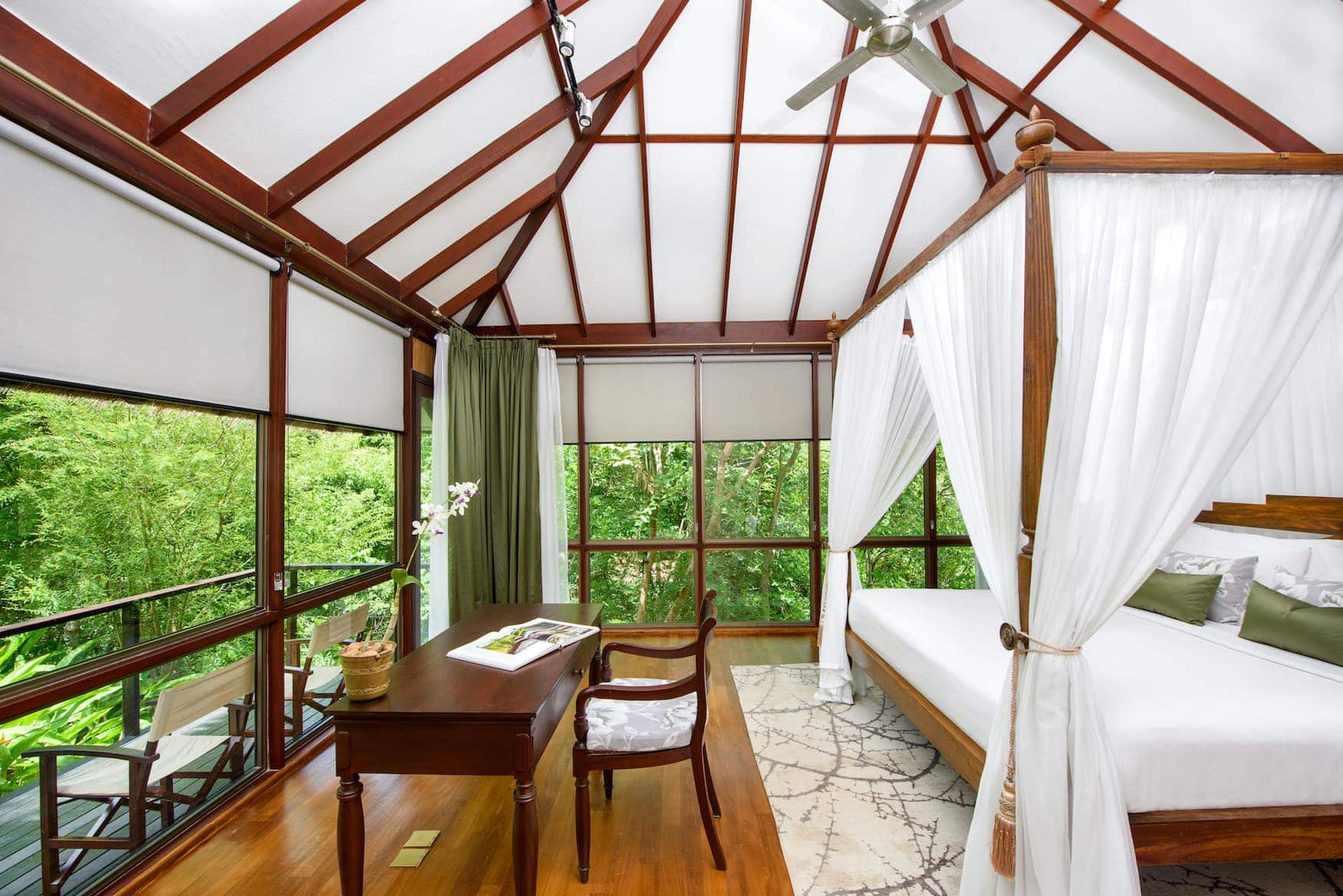 Himmelbett und dunkle Holzmäbel in den Villen des Ulagalla, Sri Lanka