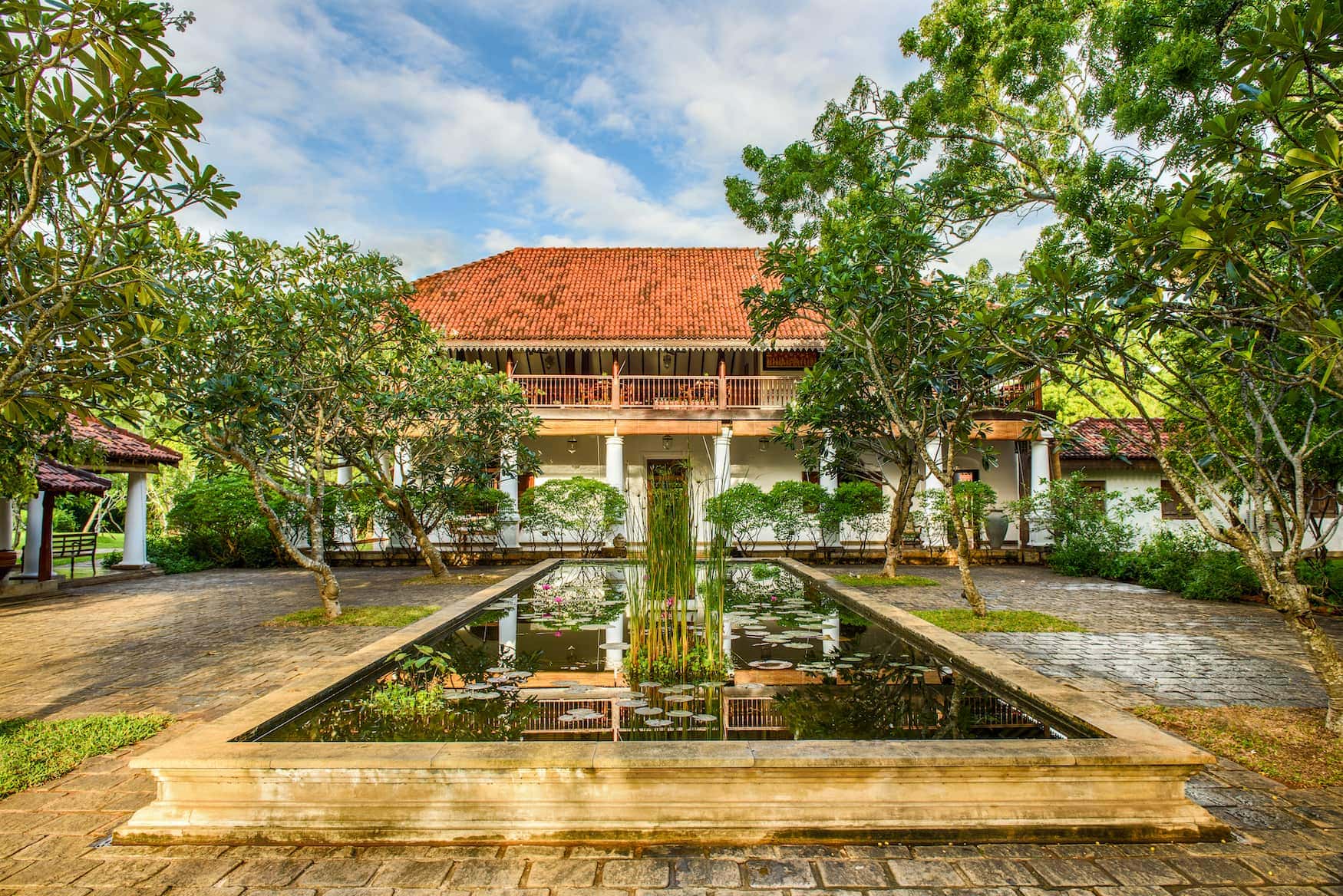 Teich mit Lotusblüten vor Lobby im Ulagalla by Uga Escapes