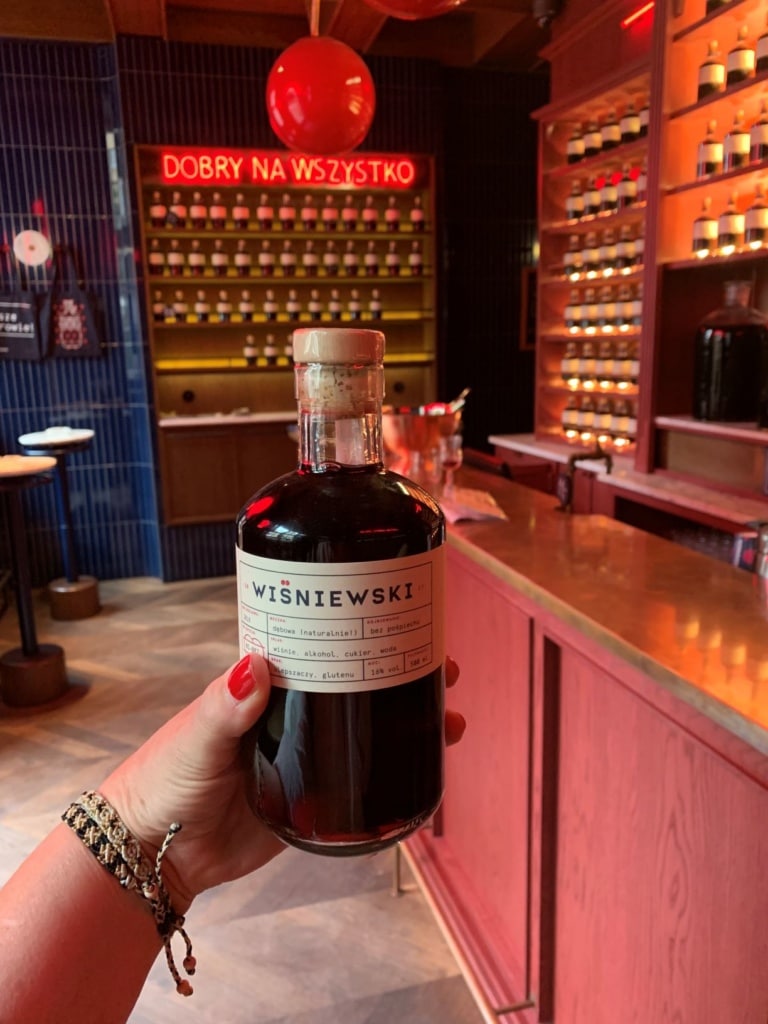 Frau hält Flasche Wisniewski-Wein in der Hand