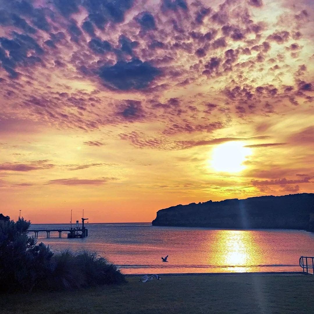 Beim Abendessen in Port Cambell an der #greatoceanroad lässt sich die Sonne in ihrem schönsten Kleid ins Meer fallen. Momente wie diese – dafür reisen wir. #welivetoexplore #reportervorort #passionpassport #instatravel #australia
