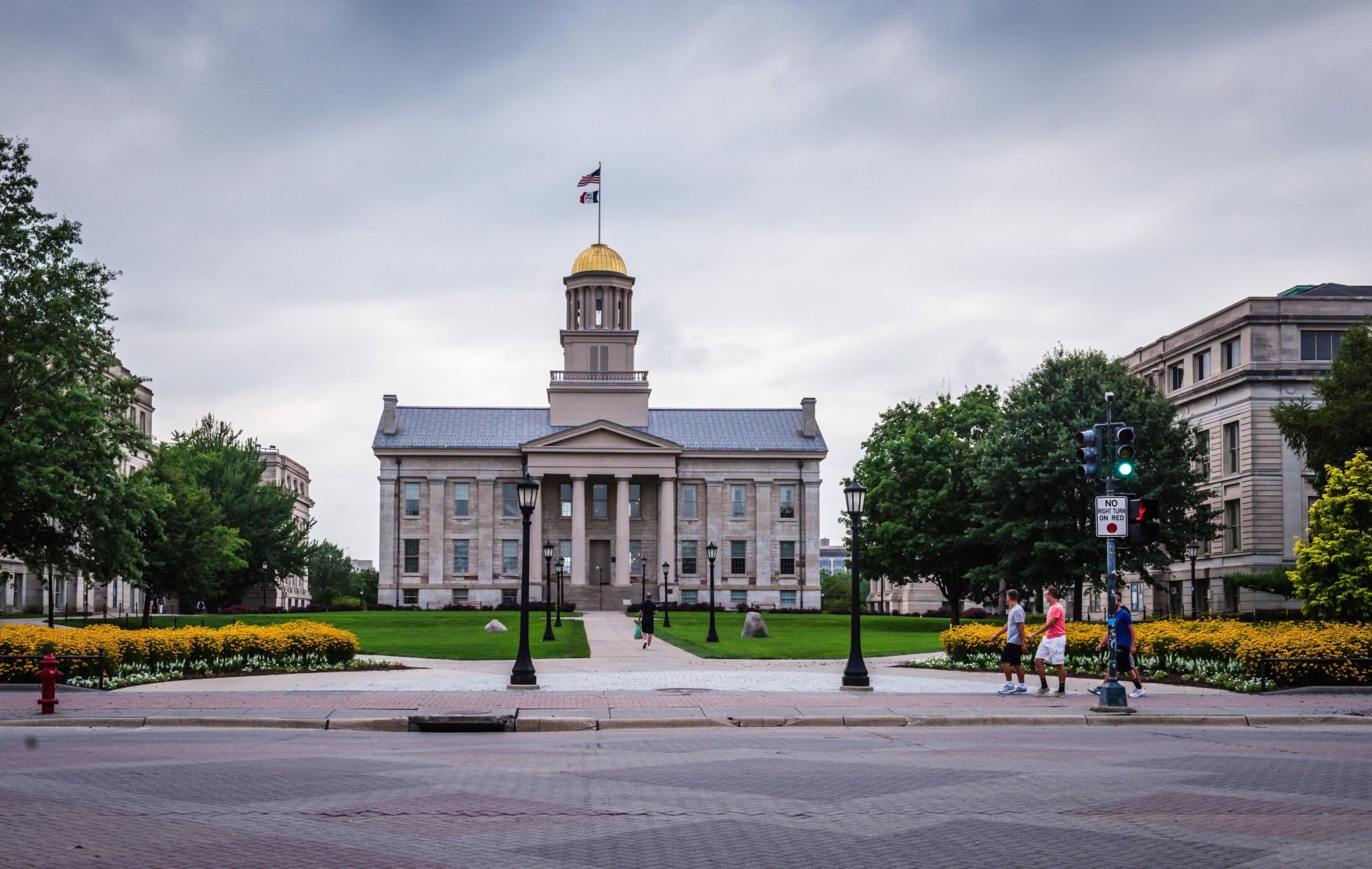 Das Iowa State Capitol, rechts davon ein Gebäude der Universität, davor eine parkähnliche Wiese.