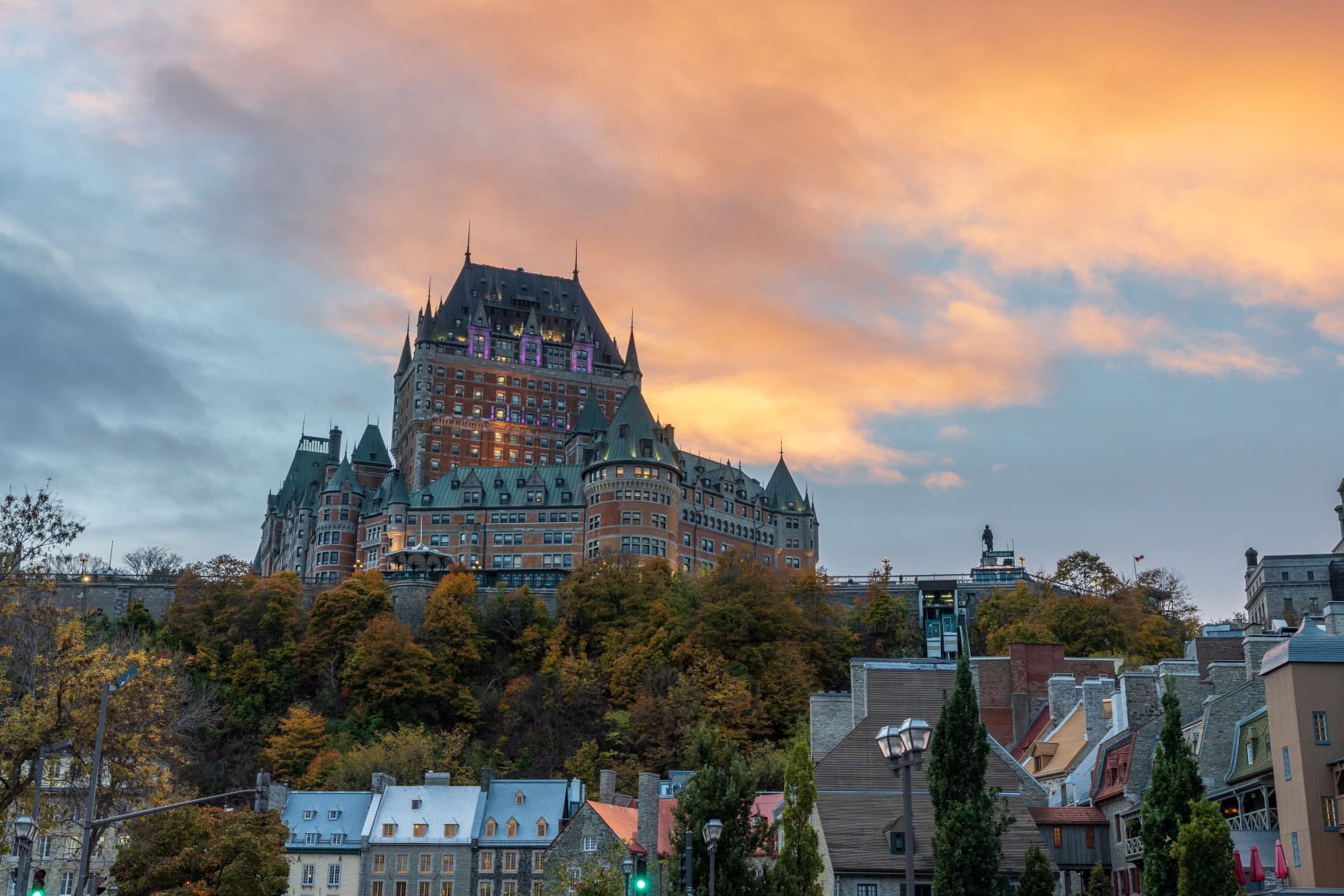 Das neuzeutliche Château Frontenac in Quebec, aufgenommen vom Fuß des Hügels, im Abendlicht.