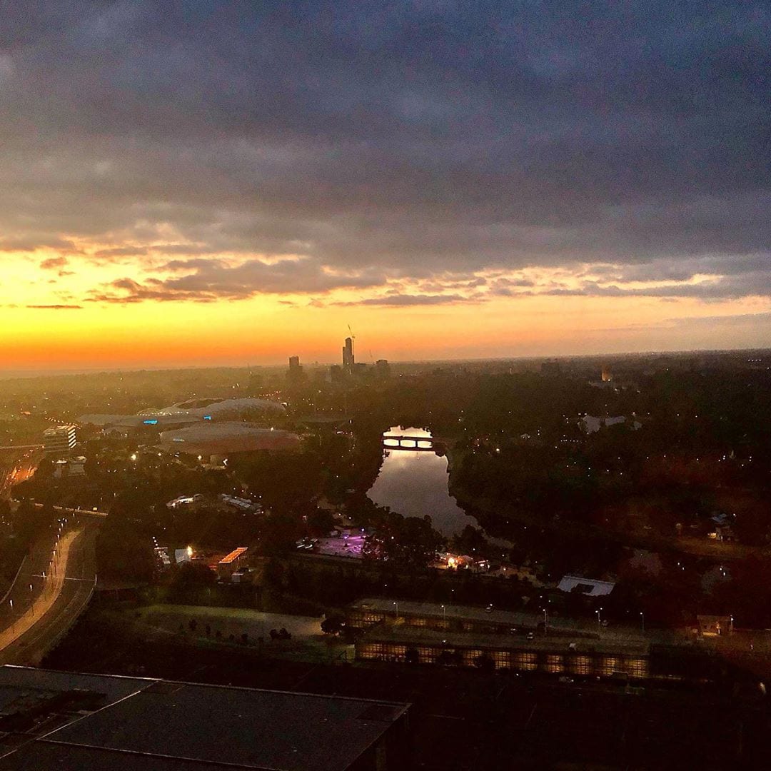#Melbourne zum Sonnenaufgang. @fraumuksch fand die Stadt toll. Warum wird sie uns bald ausführlich erklären. #australien #besthotelbreakfast #roomwithaview #instatravel #welivetoexplore!